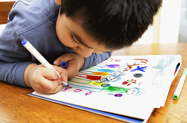 Bút vẽ và giấy giúp trẻ tăng khả năng tập trung