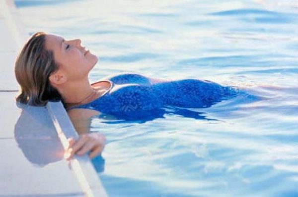 Bơi lội giúp mẹ bầu giảm rạn da