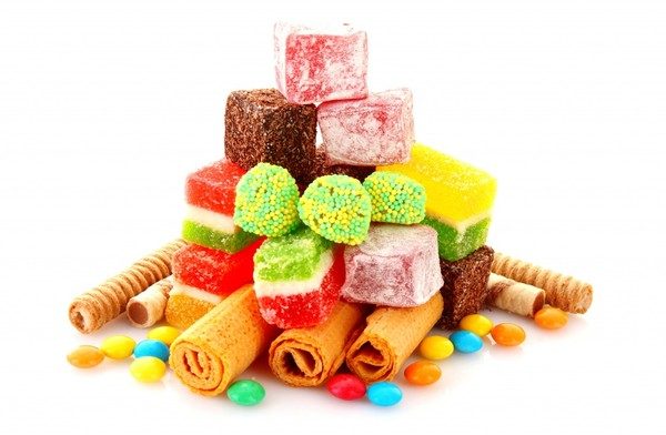Các loại bánh kẹo ngọt được rất nhiều trẻ em yêu thích nhưng lại rất dễ gây táo bón