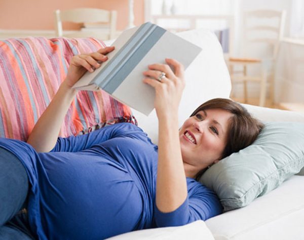 Đọc sách giúp mẹ bầu quên đi những lo lắng, mệt mỏi