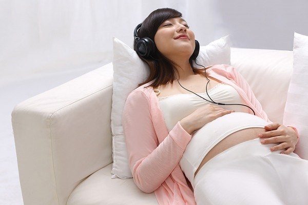 Thư giãn bằng cách nghe nhạc giúp mẹ bầu vui vẻ, thai nhi thông minh