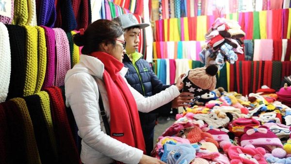 Nhiều hàng bán quần áo ở chợ Âm Phủ Đà Lạt